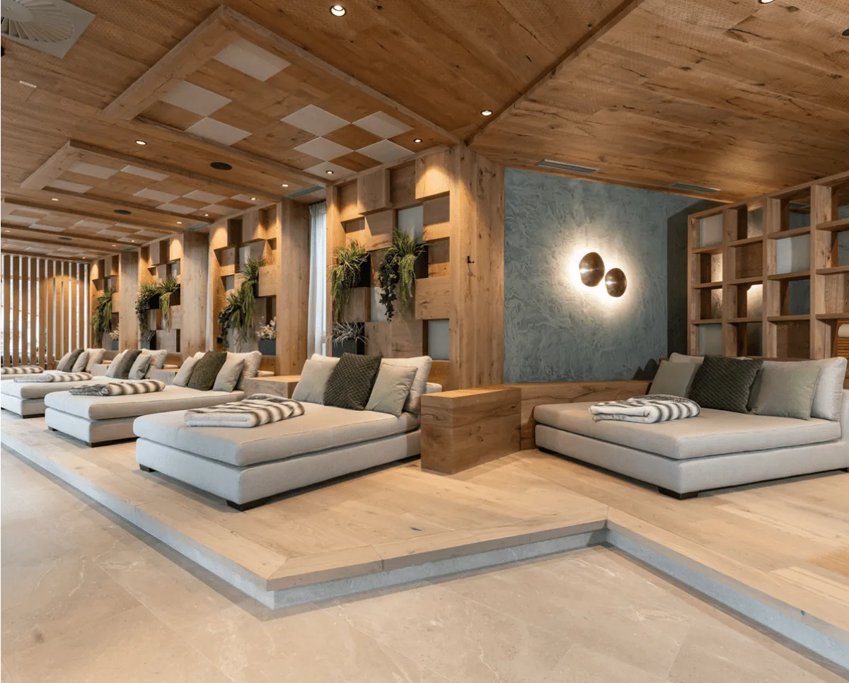 Wellnessbereich Hotel mit großen, gemütlichen Liegeflächen und begrünten Wänden.